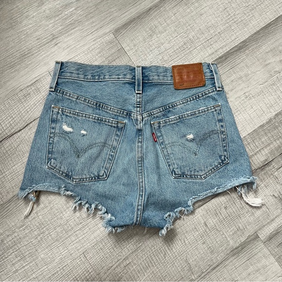 LEVI’S PREMIUM 501 Medium Light Wash Distressed High Rise Cutoff Denim Shorts 26 - Picture 8 of 16